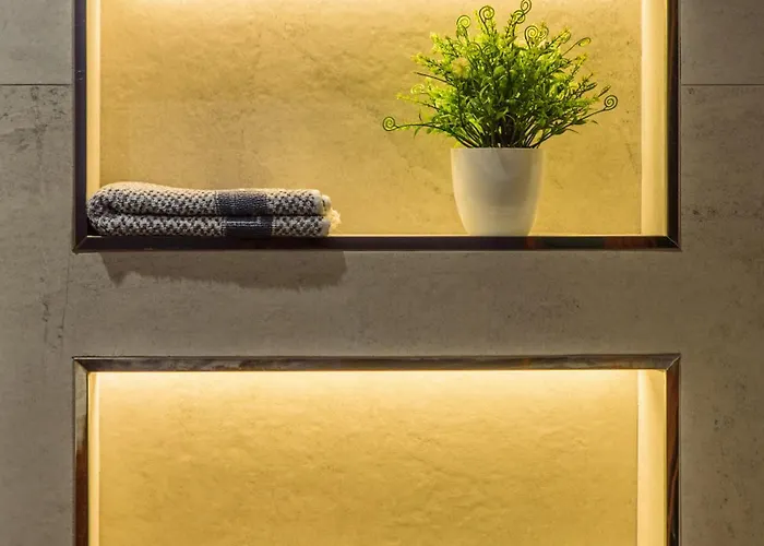 Hoxha 3* ジロカストラ